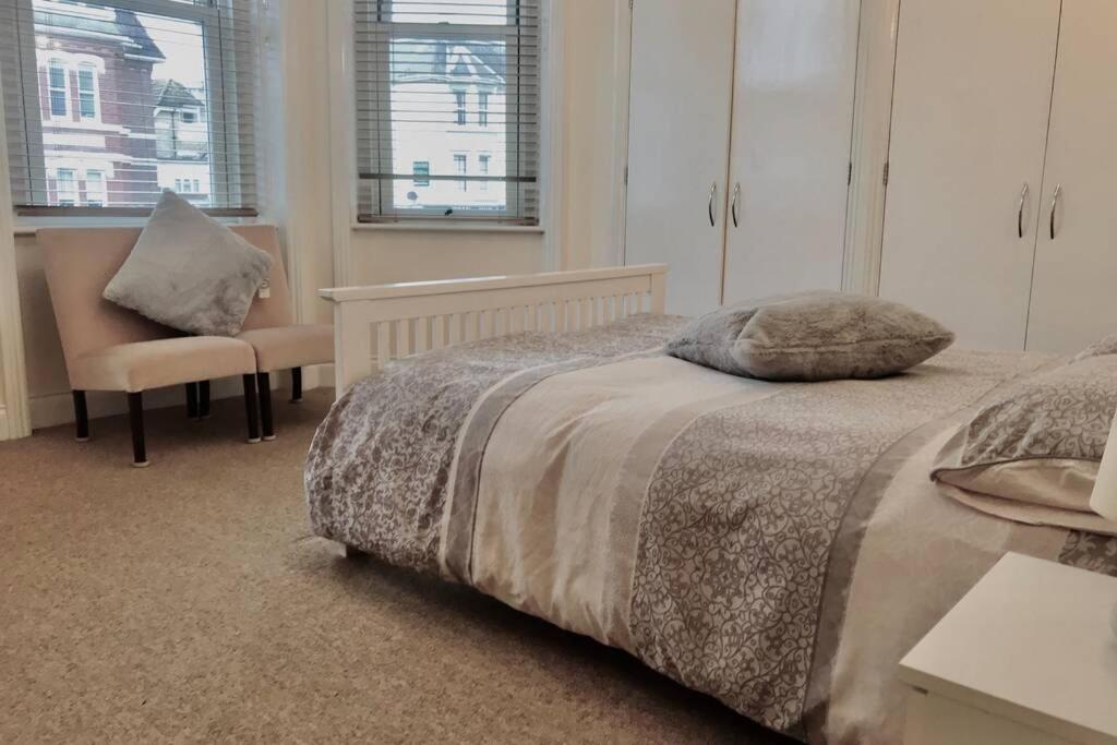 Luxury 2 Beds Apartment By The Sea Bournemouth Kültér fotó